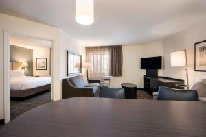 Rúm í herbergi á Sonesta Simply Suites Atlanta Gwinnett Place