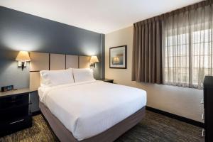 Kama o mga kama sa kuwarto sa Sonesta Simply Suites Chicago Waukegan