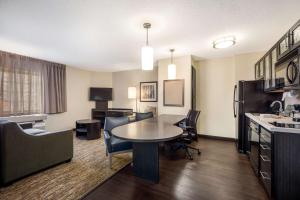 Kitchen o kitchenette sa Sonesta Simply Suites Chicago Waukegan