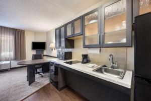 Kitchen o kitchenette sa Sonesta Simply Suites Chicago Libertyville