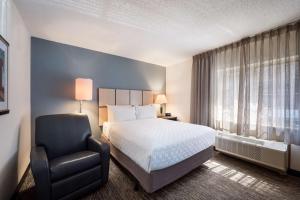 Kama o mga kama sa kuwarto sa Sonesta Simply Suites Chicago Libertyville