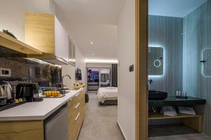 A kitchen or kitchenette at ELA apartments