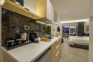 A kitchen or kitchenette at ELA apartments