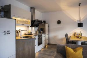 Una cocina o kitchenette en Ferienwohnung Tor zum Meer - Neubau mit Sauna, Fahrstuhl und Tiefgarage