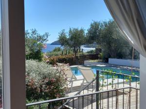 Blick auf den Pool vom Balkon eines Hauses in der Unterkunft Casa Margot2 in Cadaqués