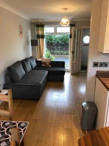 Setusvæði á Dunfermline Home with Free Parking Near Amazon & M90