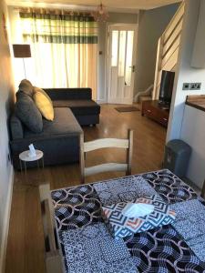 Setusvæði á Dunfermline Home with Free Parking Near Amazon & M90