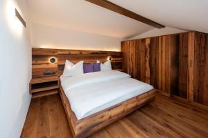 A bed or beds in a room at Aromis