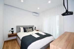 Rúm í herbergi á Luxury Downtown Apartment C2