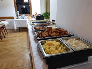 una linea a buffet con molti tipi di cibo diversi di Kurhotel Renona Rehabilitation a Semmering