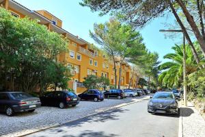 カスカイスにあるTropical Pool View Cascais - Checkinhomeの路上駐車車列