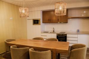 cocina con mesa de madera y sillas en Hotel Neptuno, en Atouguia da Baleia