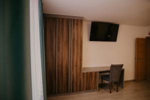 TV at/o entertainment center sa Saray&App