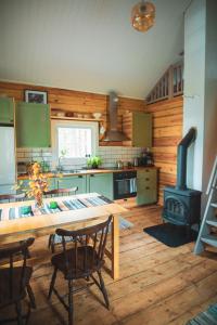 Kitchen o kitchenette sa Brännskär Cottages & Glamping