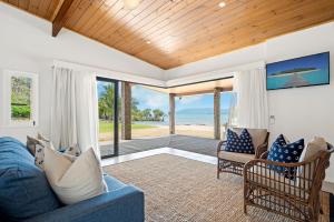 uma sala de estar com um sofá azul e cadeiras em Freedom Shores Resort Airlie Beach em Airlie Beach