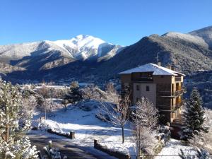 西斯伯尼拉博纳全景酒店的一座山地雪地建筑