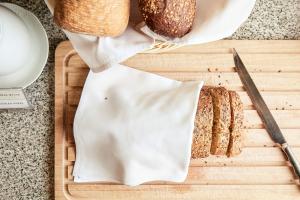 un tagliere con pane e coltello di Ratonda Centrum Hotels a Vilnius