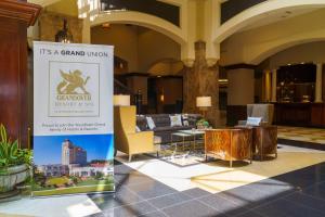 hol z dużym salonem z kanapą w obiekcie Grandover Resort & Spa, a Wyndham Grand Hotel w mieście Greensboro