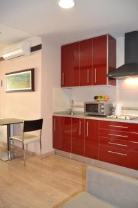 A kitchen or kitchenette at Hotel Apartamentos Don Juan I