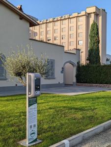 een parkeermeter in het gras voor een huis bij NilHotel Florence in Florence