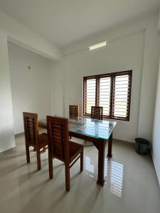 Uma área de estar em Wayanad Biriyomz Residency, Kalpatta, Low Cost Rooms and Deluxe Apartment