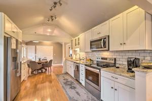 Кухня или мини-кухня в Luxe Lyndon Home Less Than 11 Mi to Dtwn Louisville!
