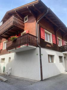 un edificio con 2 balcones en un lateral en Ferienwohnung Allalinblick, en Saas-Fee