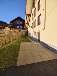 un marciapiede accanto a un edificio con recinzione di Hubel Apartment 14 a Wilderswil