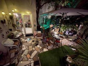 una vista sul soffitto di un patio con ombrellone di Hotel Maria a Tbilisi City