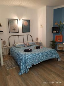 Tempat tidur dalam kamar di studio vue imprenable sur marseille