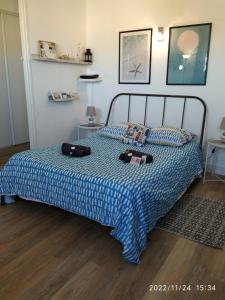 Tempat tidur dalam kamar di studio vue imprenable sur marseille