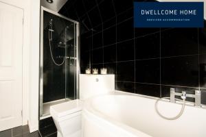 Un baño de Dwellcome Home Ltd 5 Double Bedroom 2 and a half Bathroom Aberdeen House, Free Drive Parking, Garden, Fast WIFI, lovely quiet street, Ideal for long term contractor, corporate etc stays - see our site for assurance