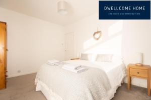 Una cama o camas en una habitación de Dwellcome Home Ltd 5 Double Bedroom 2 and a half Bathroom Aberdeen House, Free Drive Parking, Garden, Fast WIFI, lovely quiet street, Ideal for long term contractor, corporate etc stays - see our site for assurance