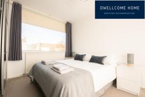 Una cama o camas en una habitación de Dwellcome Home Ltd 5 Double Bedroom 2 and a half Bathroom Aberdeen House, Free Drive Parking, Garden, Fast WIFI, lovely quiet street, Ideal for long term contractor, corporate etc stays - see our site for assurance