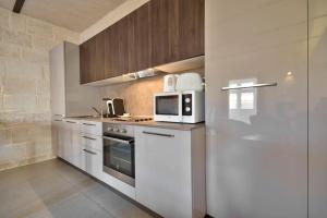 Η κουζίνα ή μικρή κουζίνα στο VALLETTASTAY - ORANGERIE TWO BEDROOM APARTMENT 402