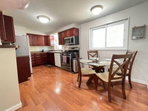 Kitchen o kitchenette sa Pet Friendly Ranch Home 30 mins from O'Hare