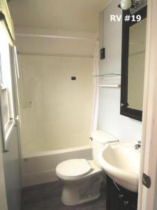 Boardwalk RV Rental Site #19 tesisinde bir banyo