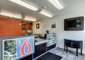 מטבח או מטבחון ב-Motel 6-Spokane, WA - West