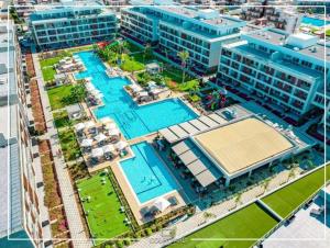 Басейн в Courtyard Long Beach Holiday Resort або поблизу