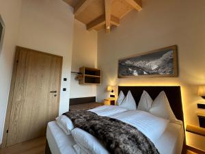 - une chambre avec un lit et une couverture dans l'établissement Pension Dorferwirt, à Bramberg am Wildkogel