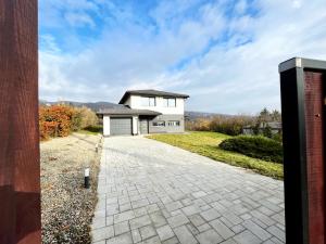 センテンドレにあるLuxury Villa Rosemary with free parking in Szentendreの煉瓦造りの白屋