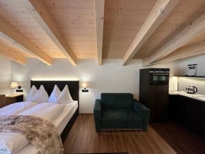 une chambre d'hôtel avec un lit et une chaise dans l'établissement Pension Dorferwirt, à Bramberg am Wildkogel