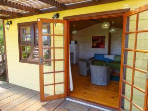 una puerta abierta a un patio con sofá y mesa en Un Sueño 2, en Punta del Diablo