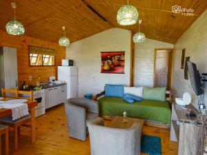 cocina y sala de estar con 1 cama en una habitación en Un Sueño 2, en Punta del Diablo