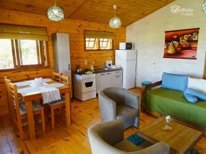 sala de estar con cocina y comedor en Un Sueño 2, en Punta del Diablo