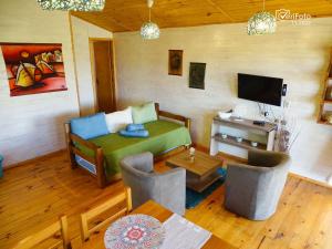 sala de estar con sofá y TV en Un Sueño 2, en Punta del Diablo