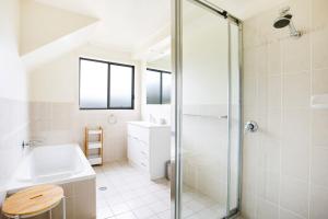 a bathroom with a sink and a shower at Villa Franco Pet Friendly 10 Mins Walk to Beach in Surf Beach