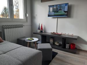 Apartman Ines tesisinde bir televizyon ve/veya eğlence merkezi