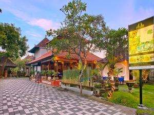 Un jardín fuera de Puri Sading Hotel