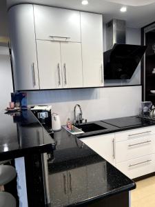 Kuchyň nebo kuchyňský kout v ubytování Apartament Tuwima 6